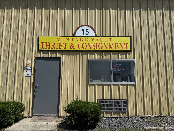 Vintage Vault thrift and consignment in Georgetown, DE storefront