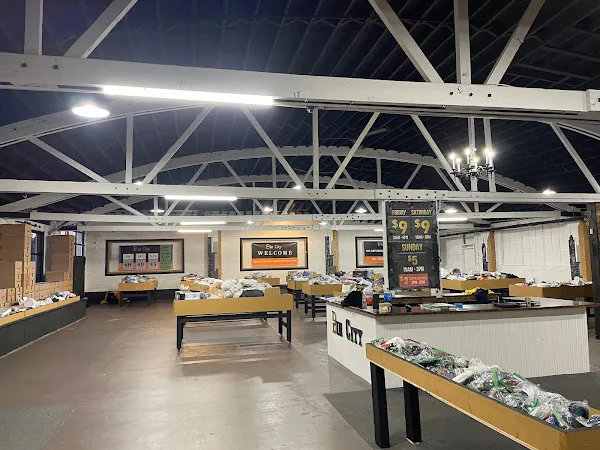 Bin City in Peoria, IL storefront