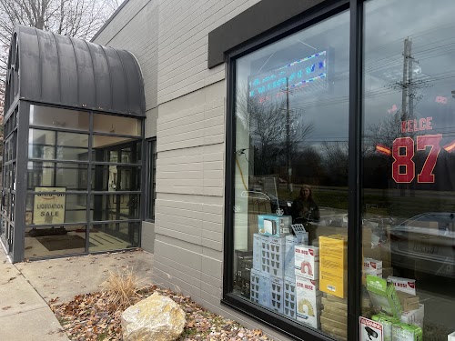 Amazon Bin Store in Overland Park, KS storefront