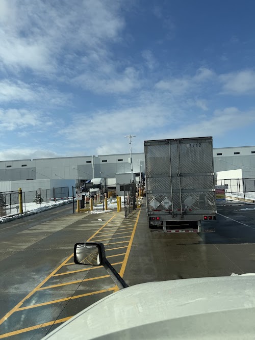 Amazon HMW1 in Wilmington, IL storefront